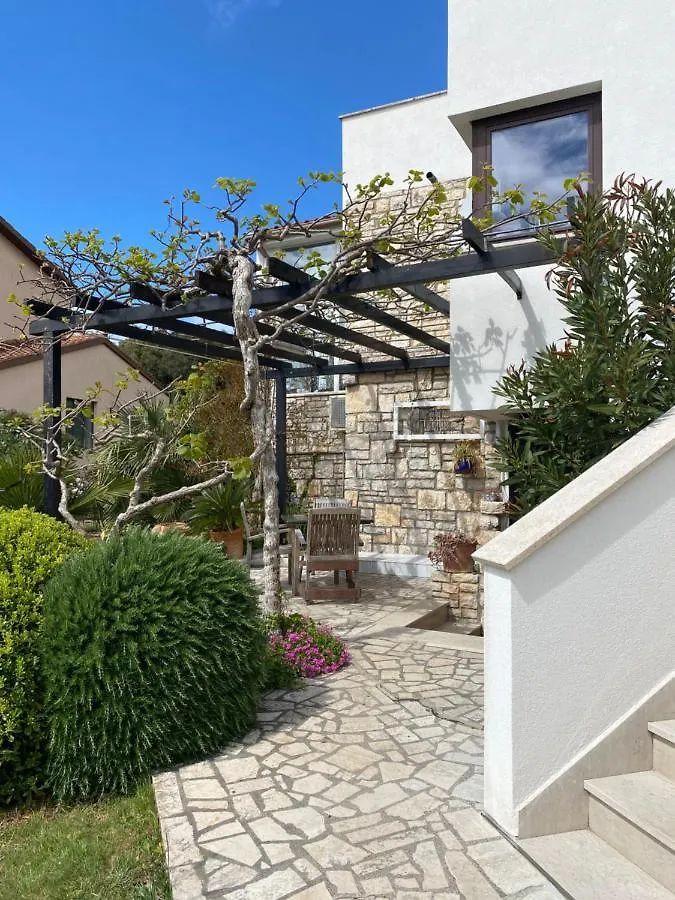 Apartments Lodra Pola 0*,