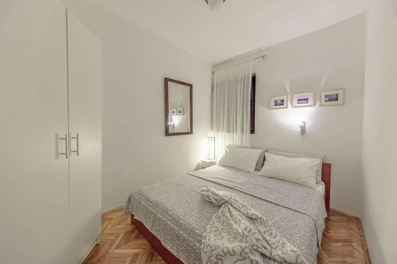 Apartments Lodra Pola 0*,